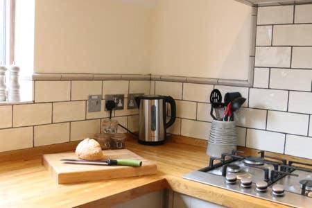 Blashford Manor Farmhouse - The Shetland Cottage - Housity