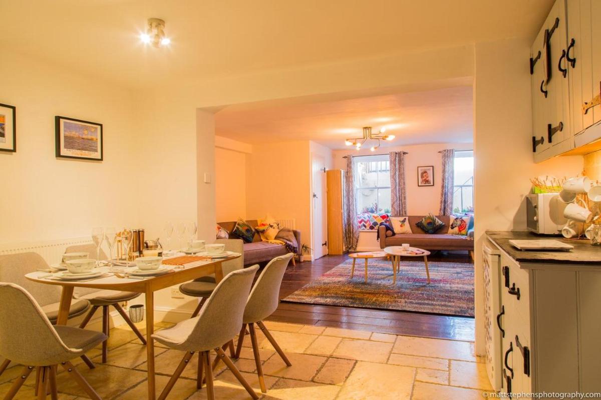 Seafront Apartment with Garden - Housity