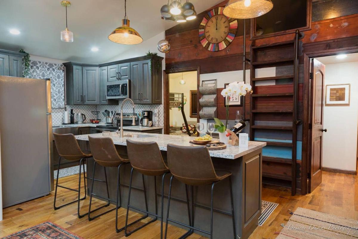 Bohemian Creekside Cottage minutes from Occidental and Sebastopol - Housity