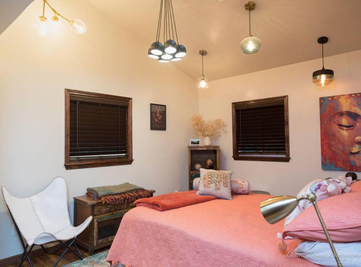 Bohemian Creekside Cottage minutes from Occidental and Sebastopol - Housity