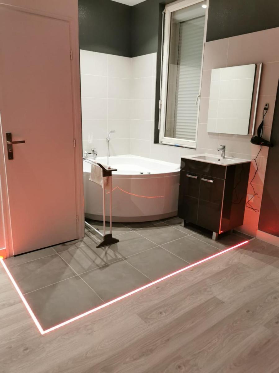 Appartement GRIS - LOVE SUITE - BALNEO-JACCUZI - Housity