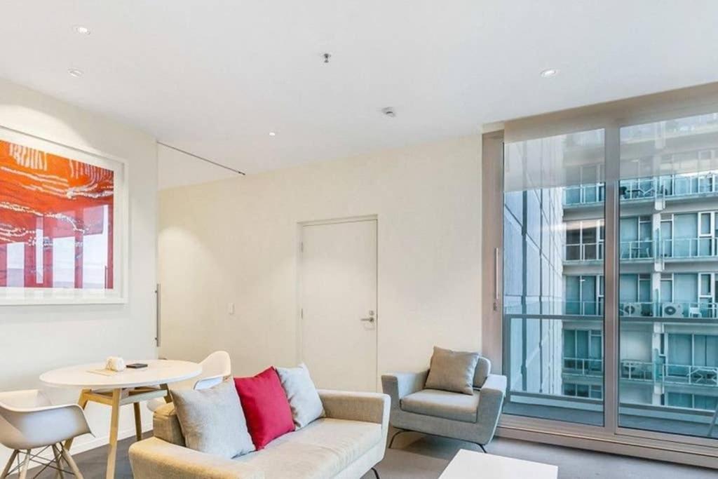 Luxury 2 bdrm in Watson at Walkerville with Balcony, FREE carpark, near Adelaide CBD - Housity