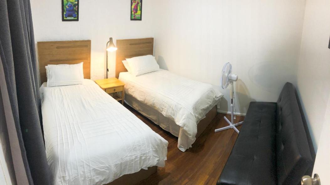 Low price clean linen and free stuff No 2 plenty of on street parking G1 - Housity