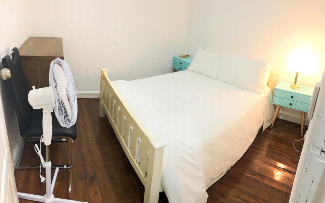 Low price clean linen and free stuff No 2 plenty of on street parking G1 - Housity