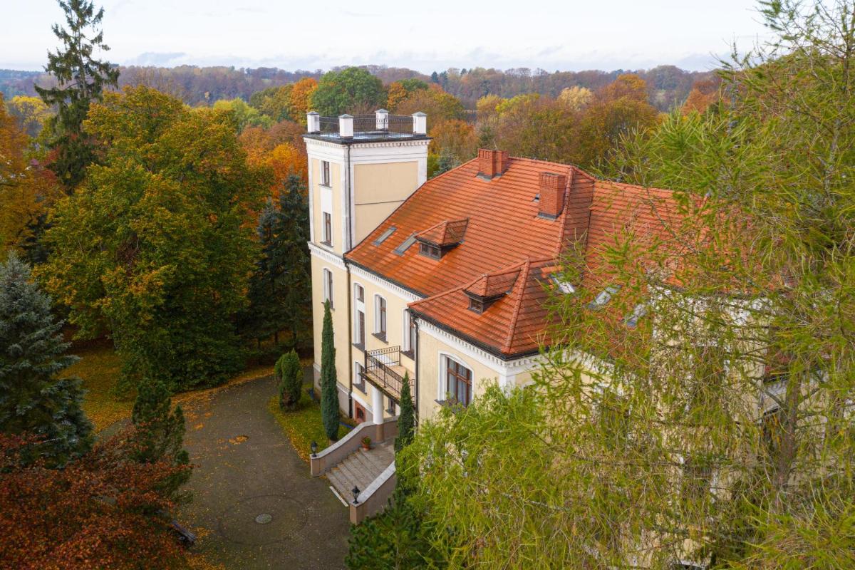 Pałac Cieszyno - Housity