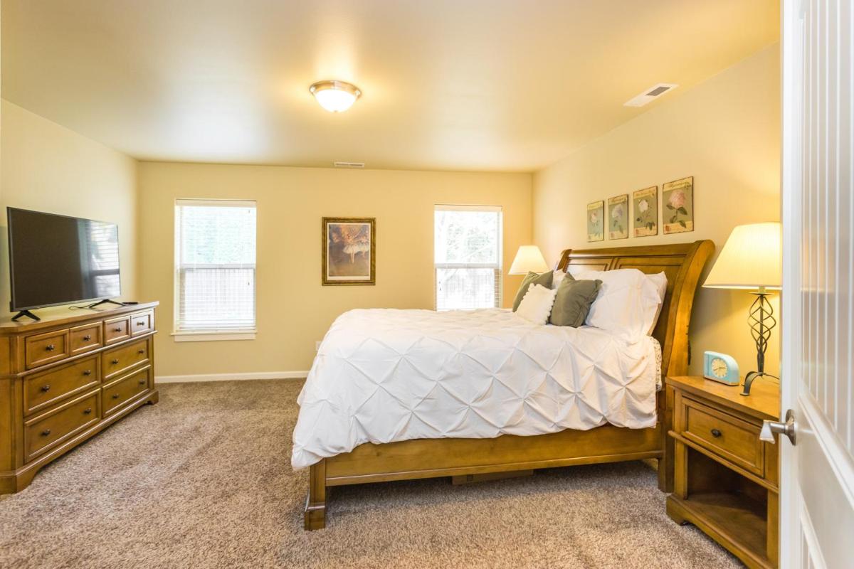 Charming Wine Country Retreat! 4 Bedroom 2 Bath - Housity