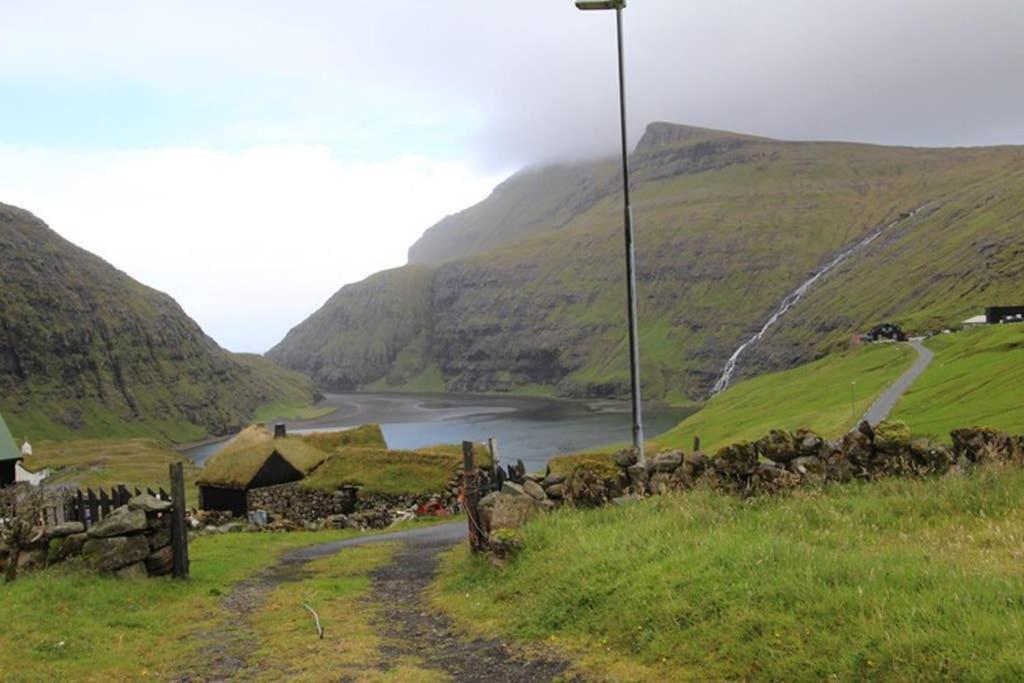 Turf house in Saksun with panoramic view - Housity