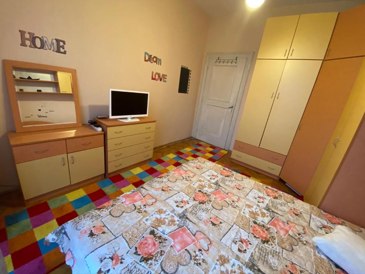 Fantastic 2 Bedroom Apartment - Top Center - Housity