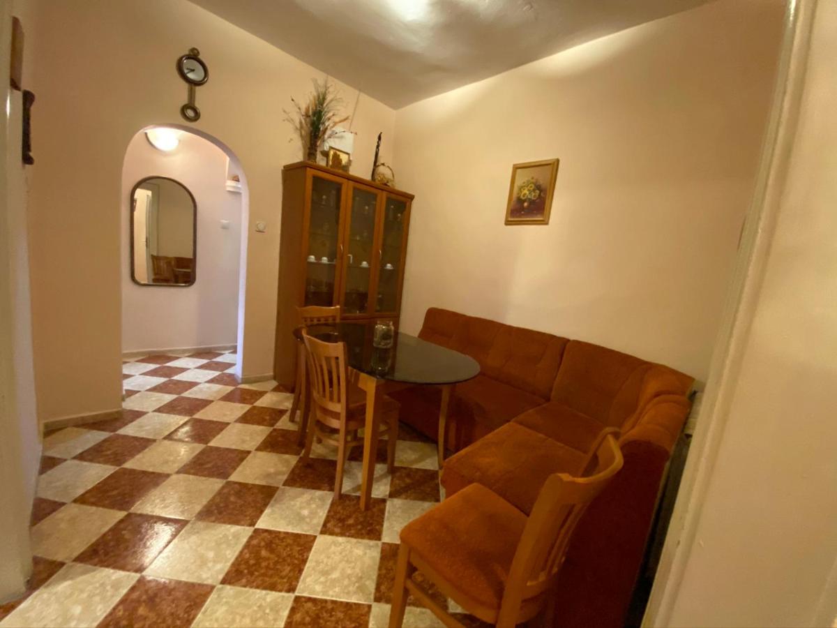 Fantastic 2 Bedroom Apartment - Top Center - Housity
