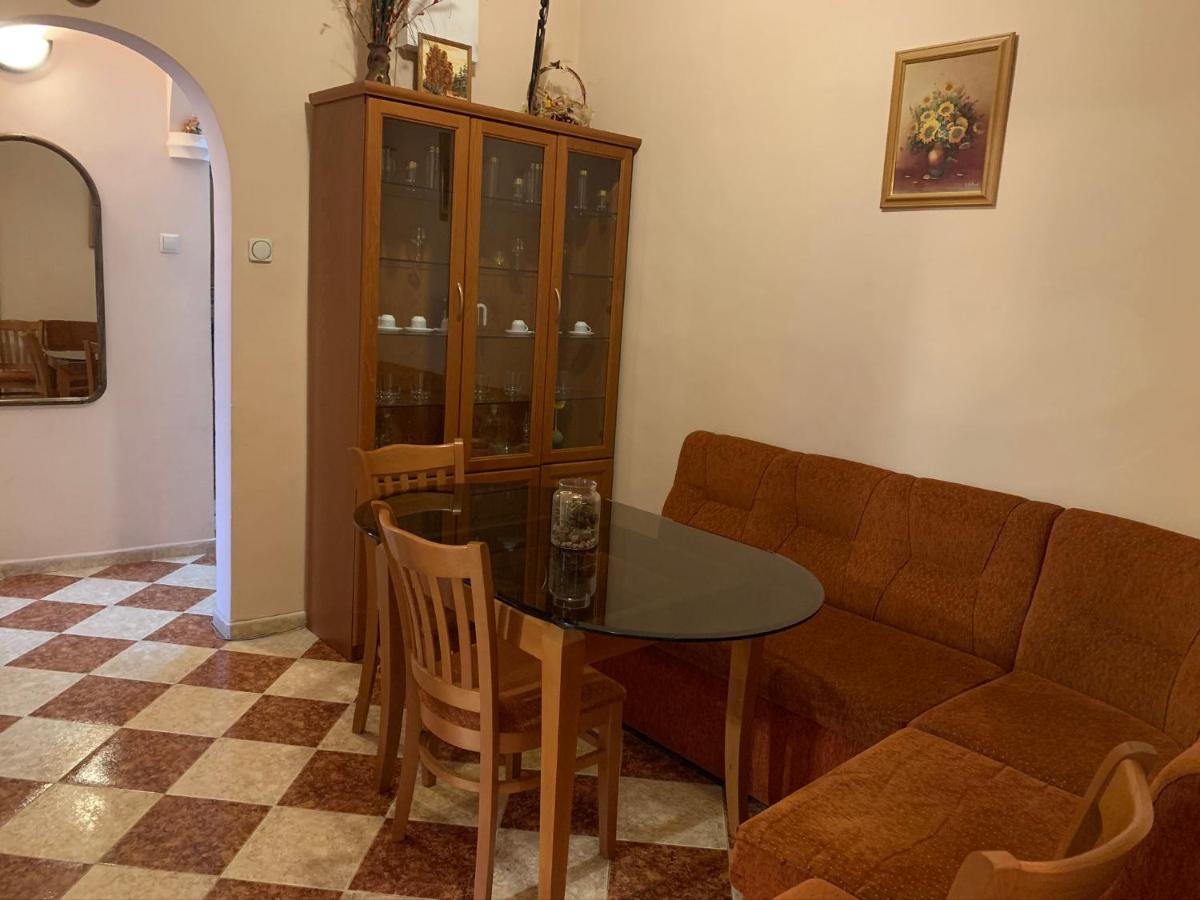 Fantastic 2 Bedroom Apartment - Top Center - Housity