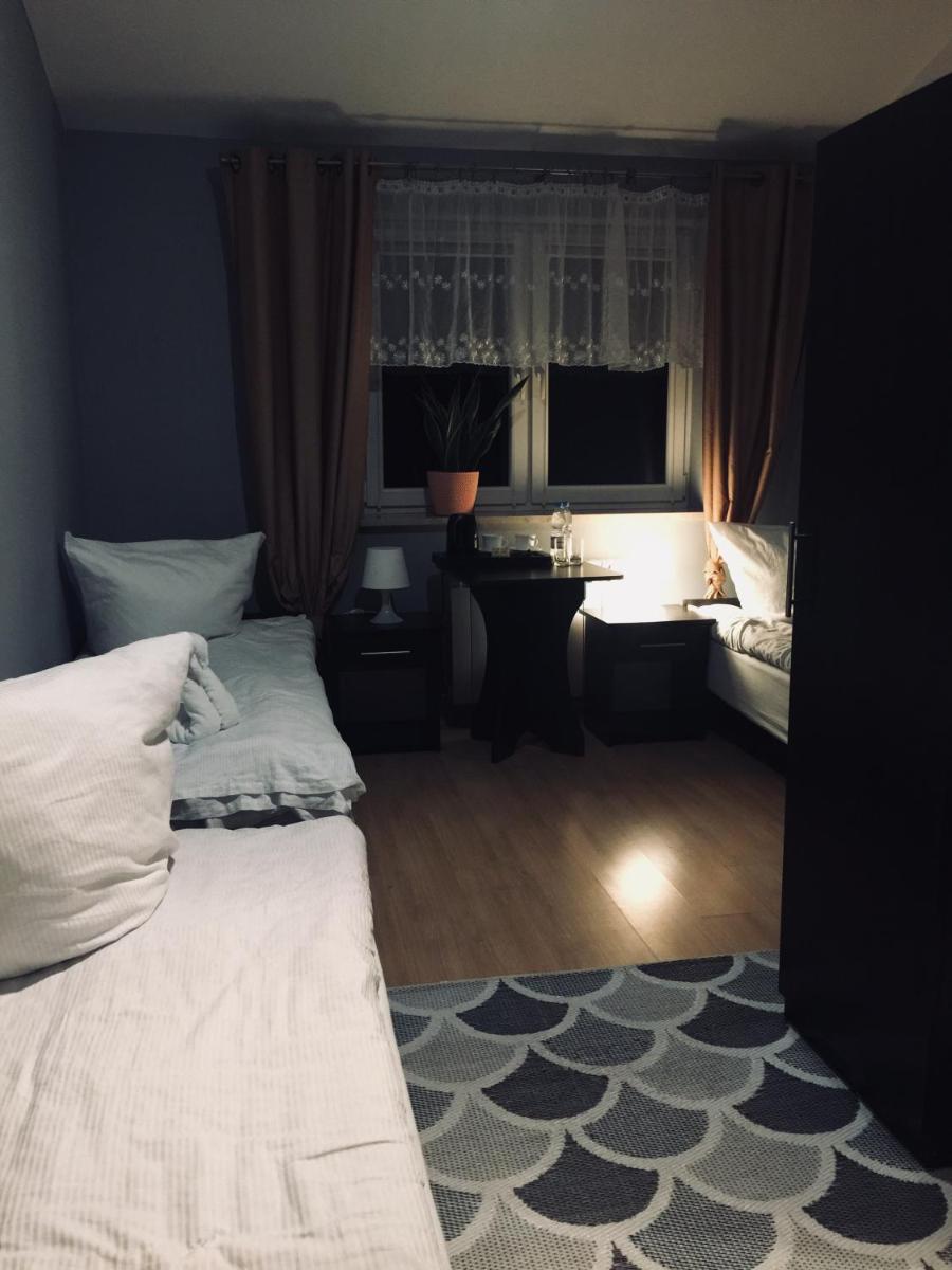 Pokoje przy Lotnisku - Housity