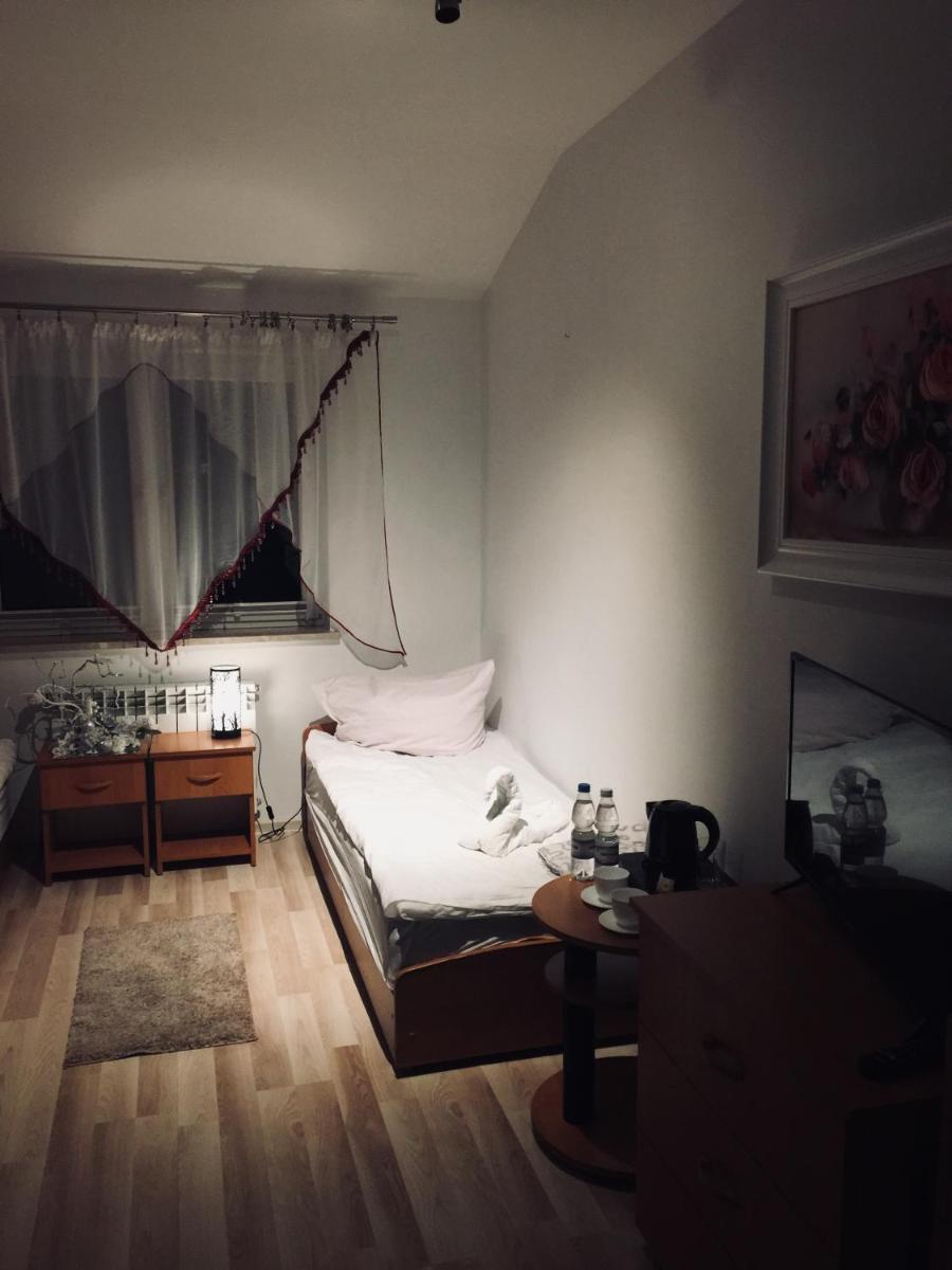Pokoje przy Lotnisku - Housity