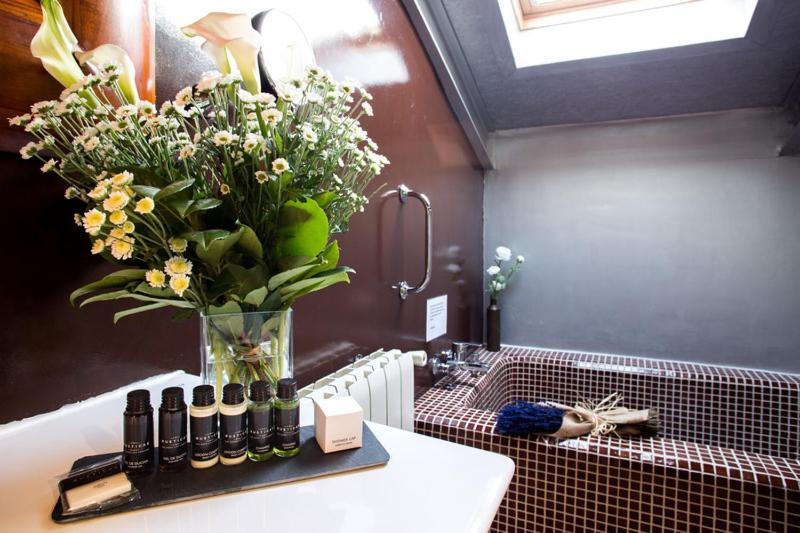 Un baño de Hotel Cardamomo Sigüenza
