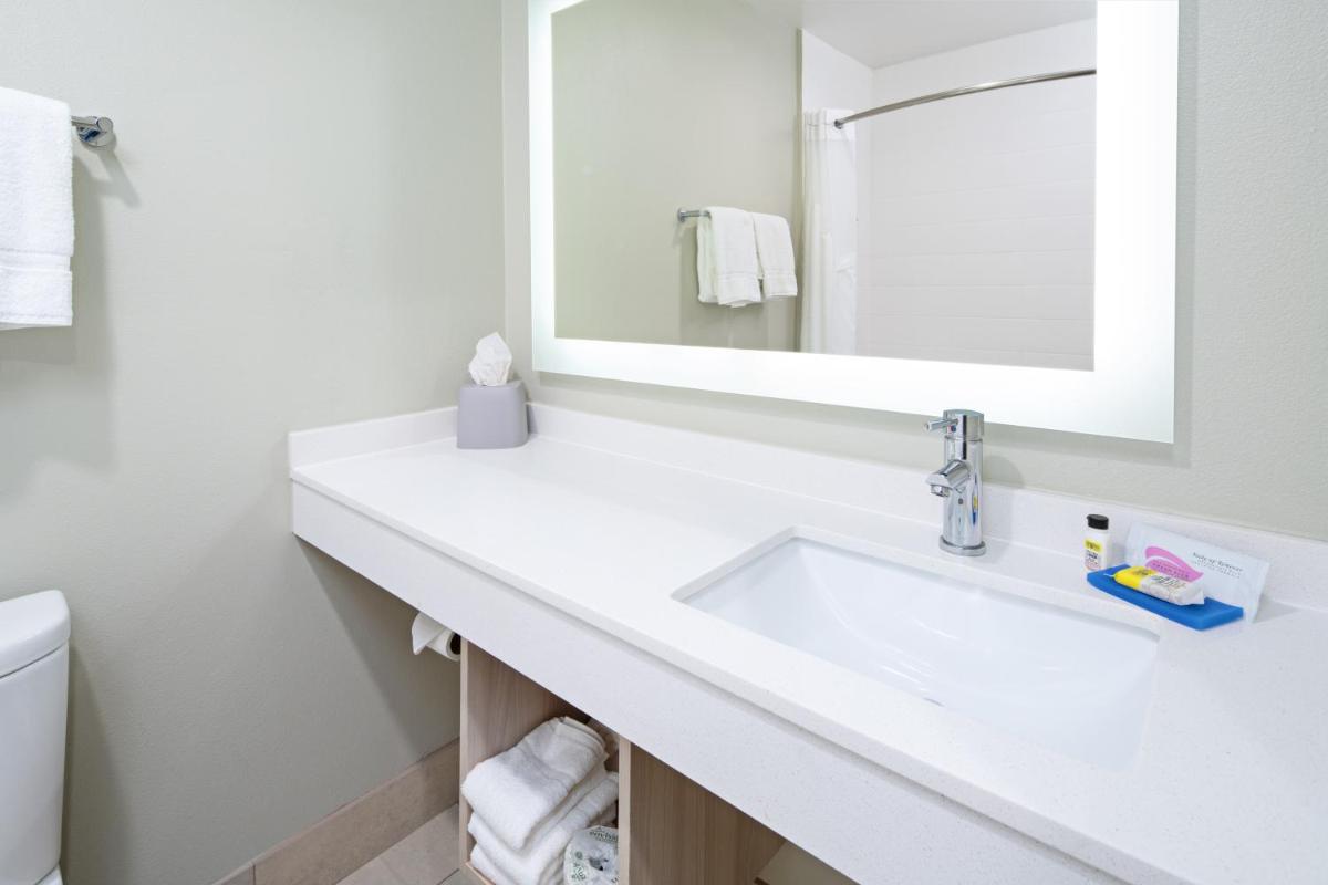 Holiday Inn Express Hotel & Suites Watsonville, an IHG Hotel - Housity