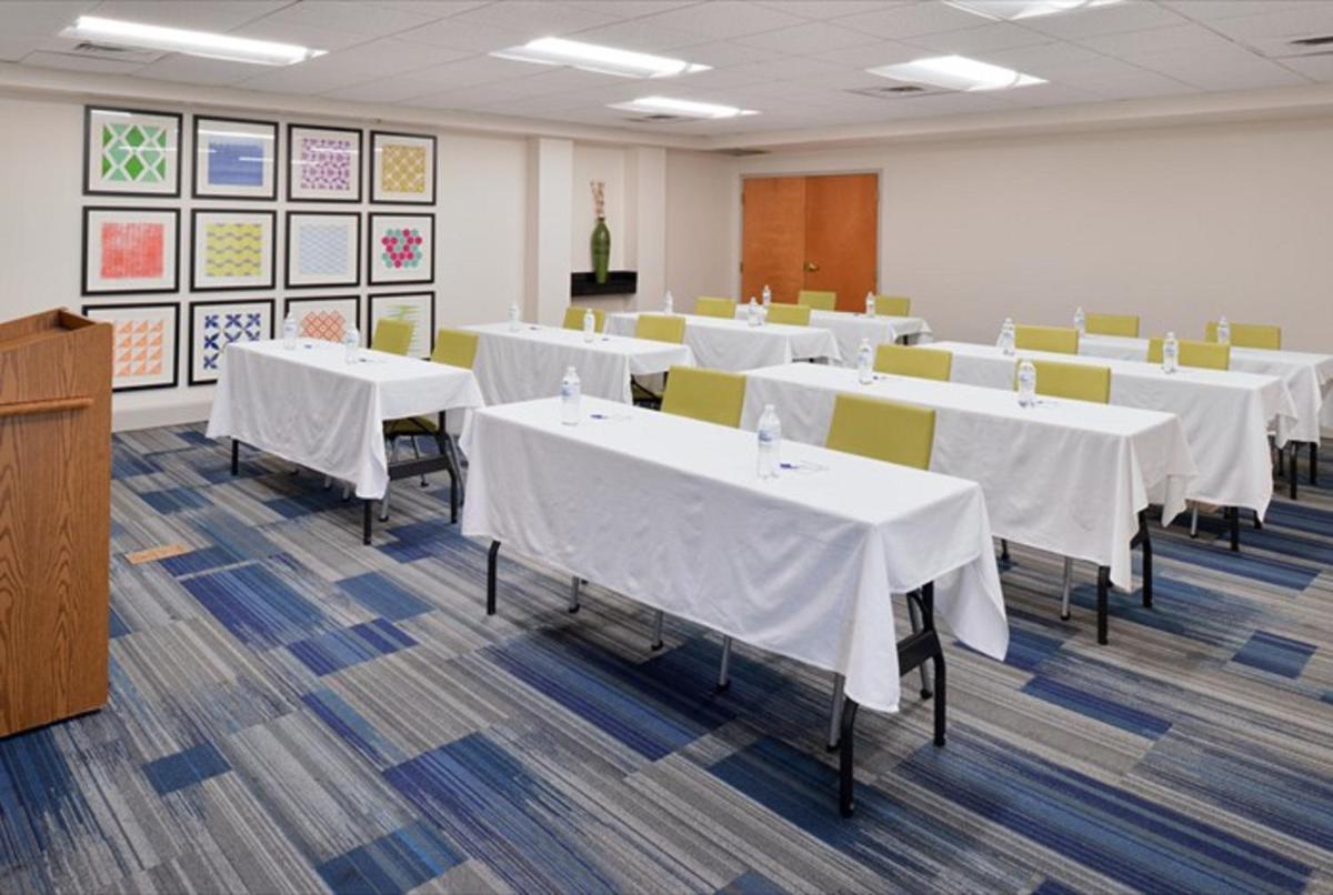 Holiday Inn Express Hotel & Suites Mooresville - Lake Norman by IHG - Housity