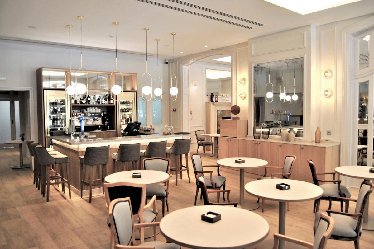 Un restaurante o sitio para comer en Lamaro Hotel