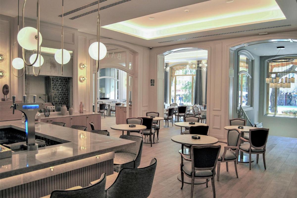 Un restaurante o sitio para comer en Lamaro Hotel