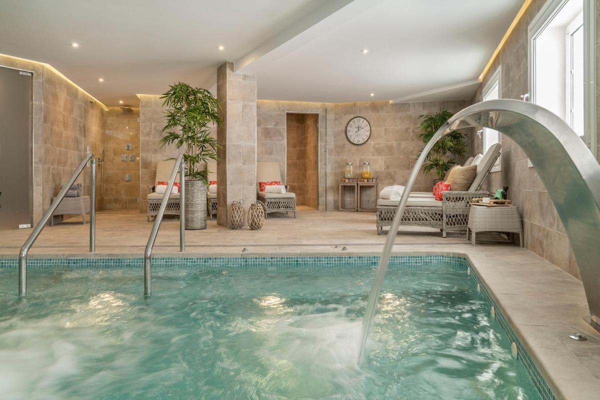 una piscina en una sala de estar con una casa en Vincci Selección Rumaykiyya, en Sierra Nevada