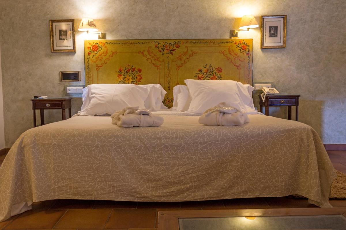 Cama o camas de una habitación en Hotel Leonor de Aquitania