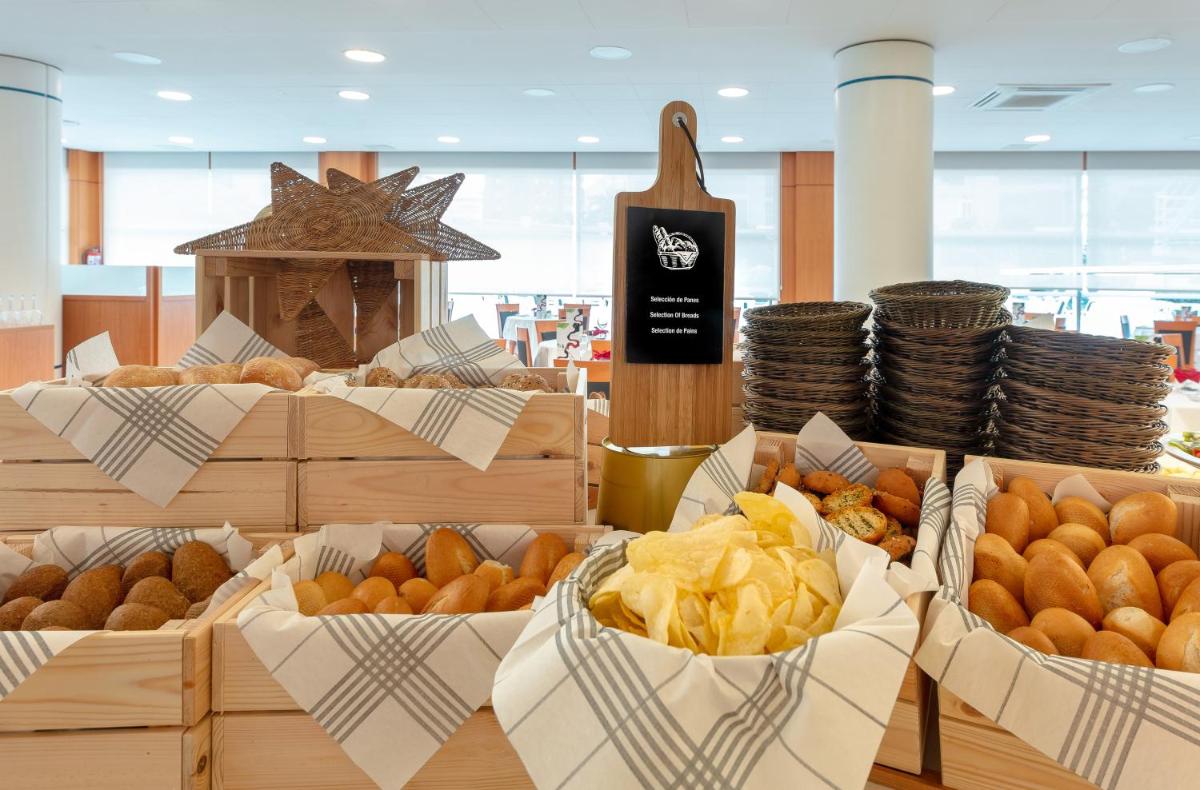 Comida en o cerca de este hotel