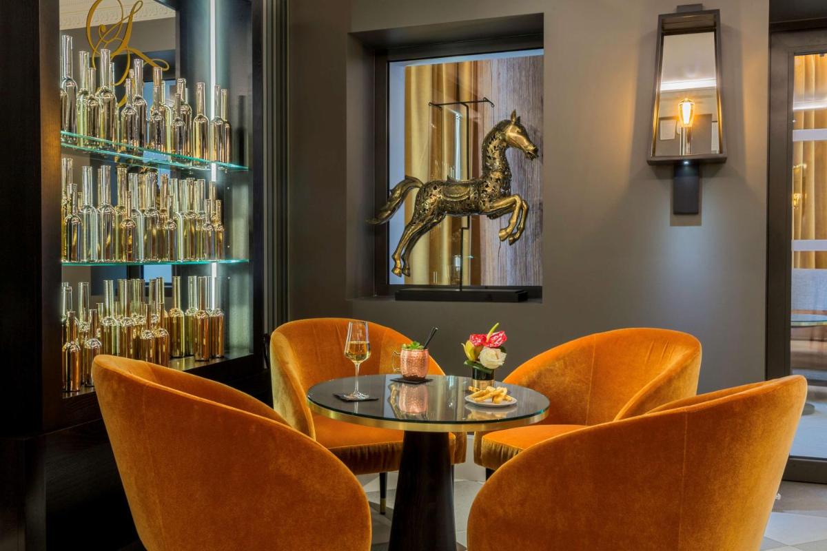 Coin salon dans l'établissement Hôtel & Spa Les Sept Fontaines Best Western Premier