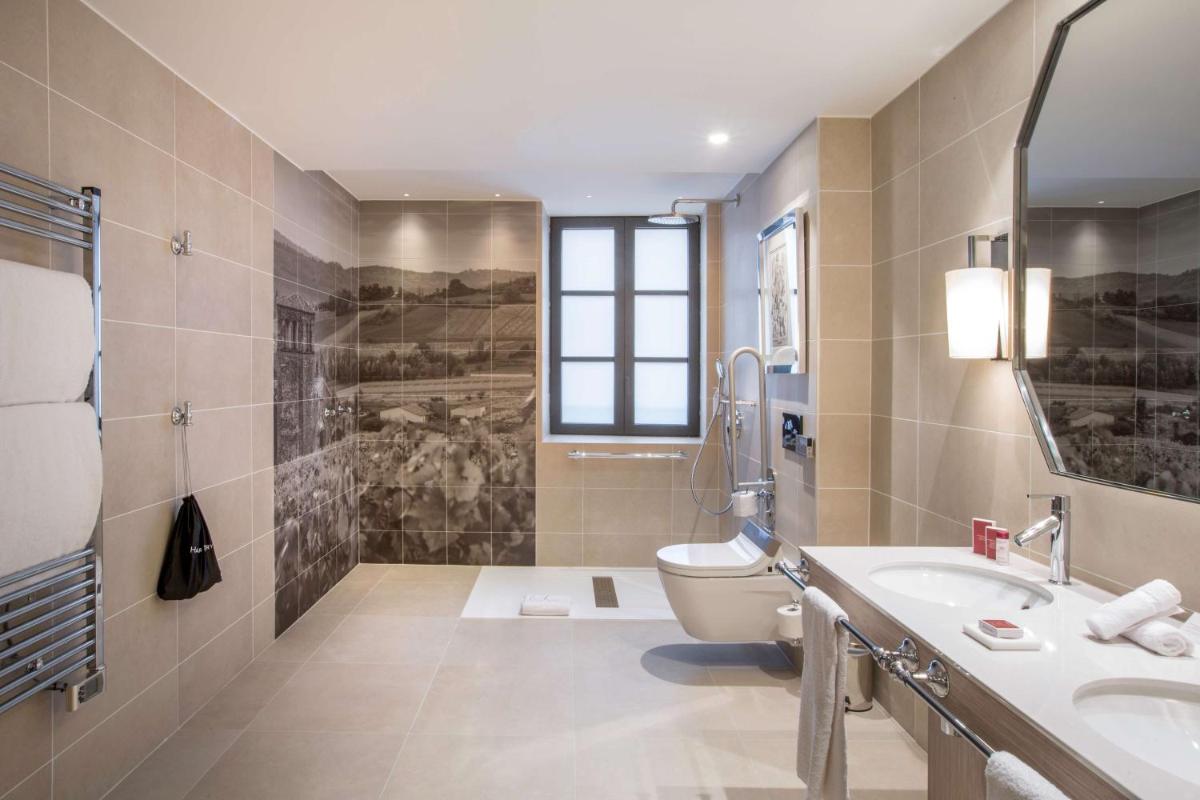 Salle de bains dans l'établissement Hôtel & Spa Les Sept Fontaines Best Western Premier