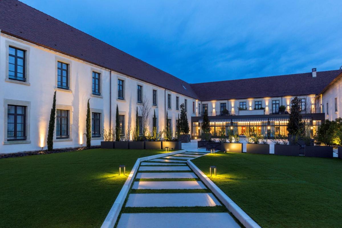 Jardin de l'établissement Hôtel & Spa Les Sept Fontaines Best Western Premier