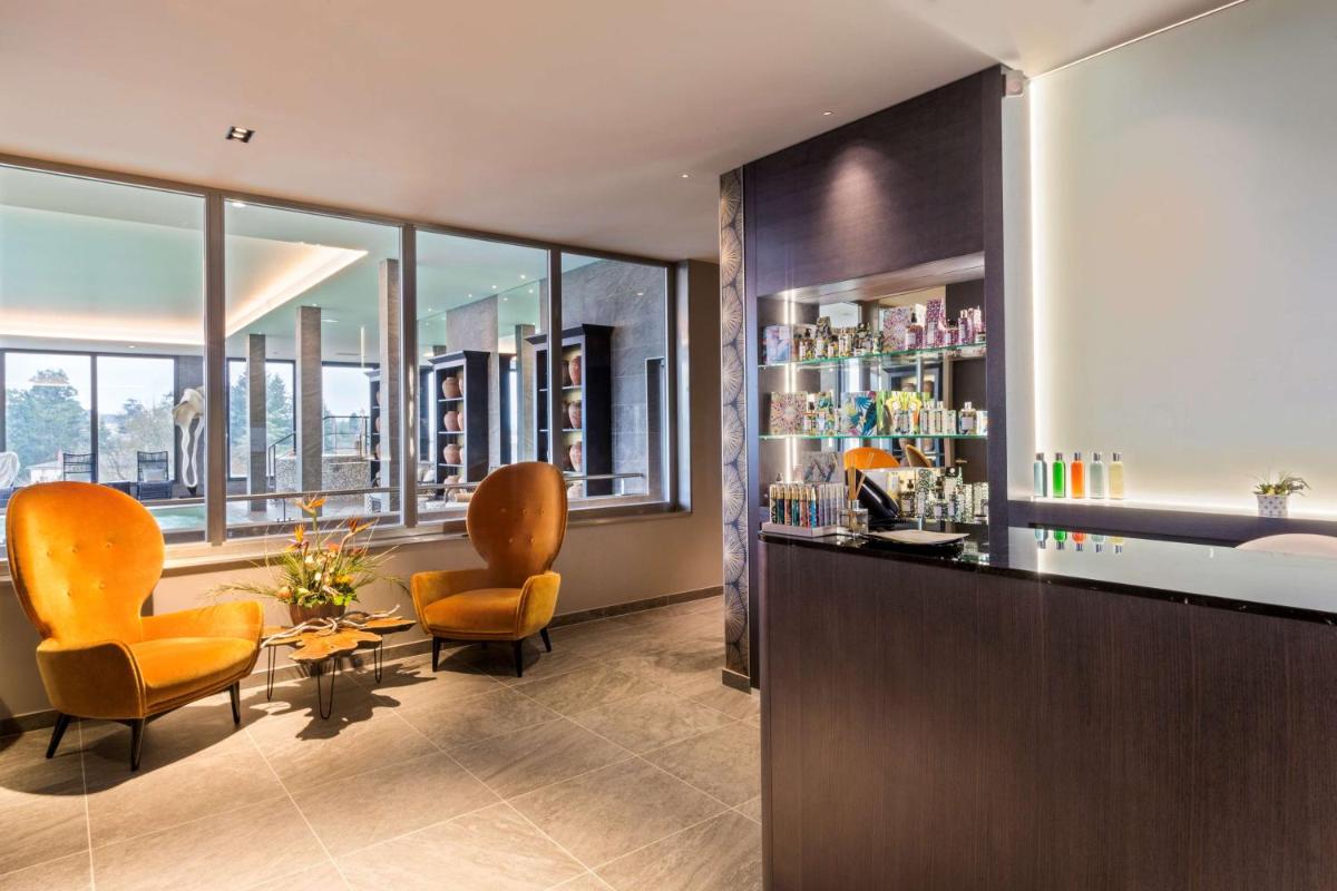Coin salon dans l'établissement Hôtel & Spa Les Sept Fontaines Best Western Premier