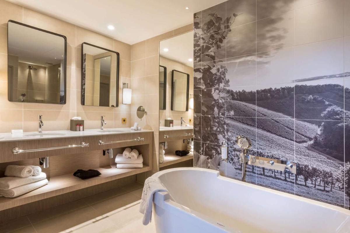 Salle de bains dans l'établissement Hôtel & Spa Les Sept Fontaines Best Western Premier