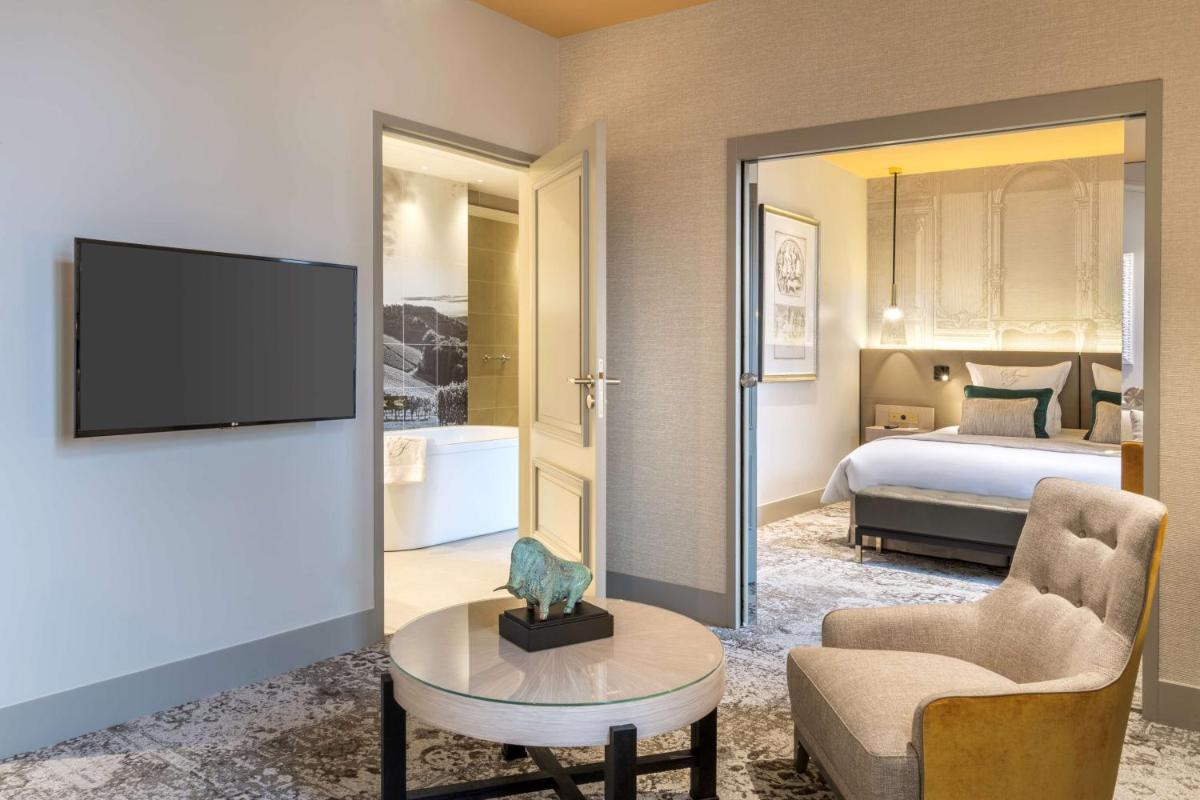 Télévision ou salle de divertissement dans l'établissement Hôtel & Spa Les Sept Fontaines Best Western Premier
