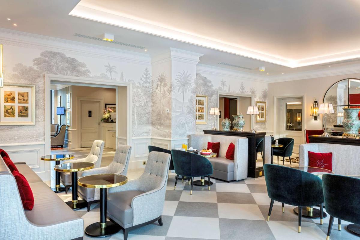 Coin salon dans l'établissement Hôtel & Spa Les Sept Fontaines Best Western Premier