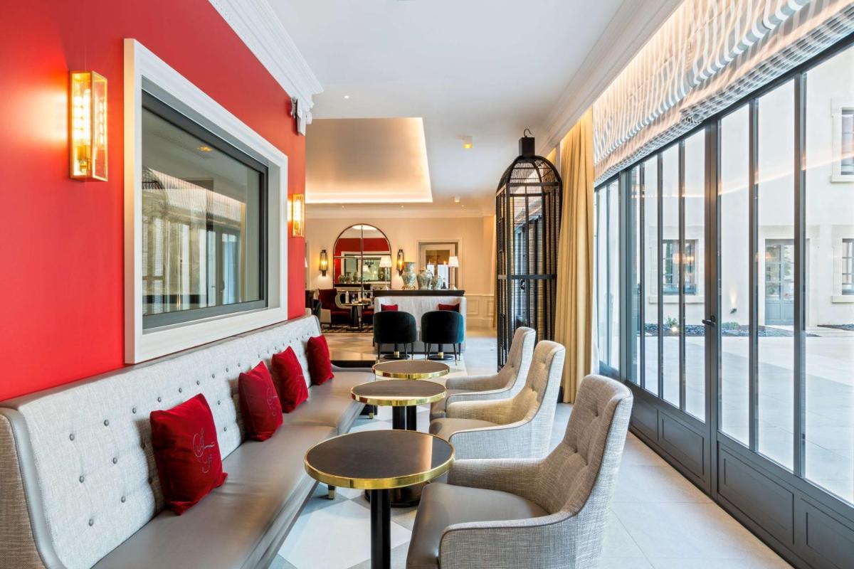 Coin salon dans l'établissement Hôtel & Spa Les Sept Fontaines Best Western Premier