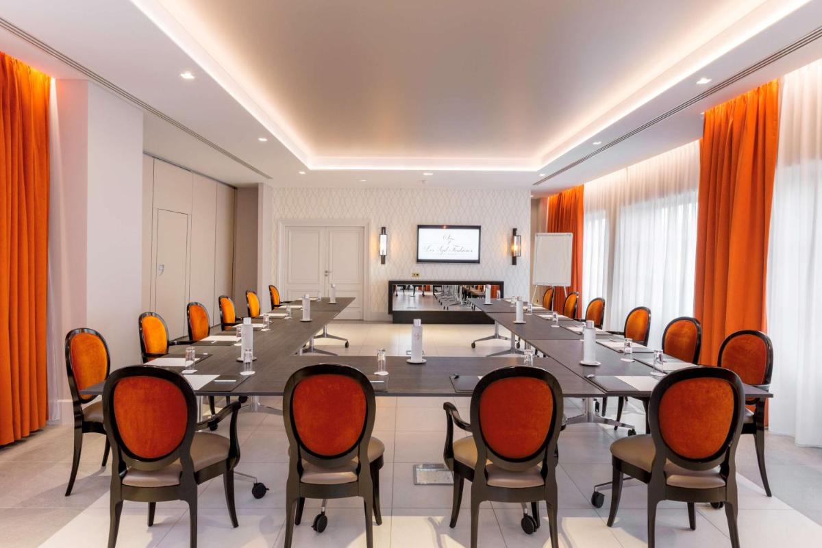 Coin salon dans l'établissement Hôtel & Spa Les Sept Fontaines Best Western Premier