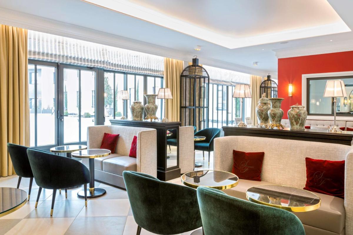 Coin salon dans l'établissement Hôtel & Spa Les Sept Fontaines Best Western Premier