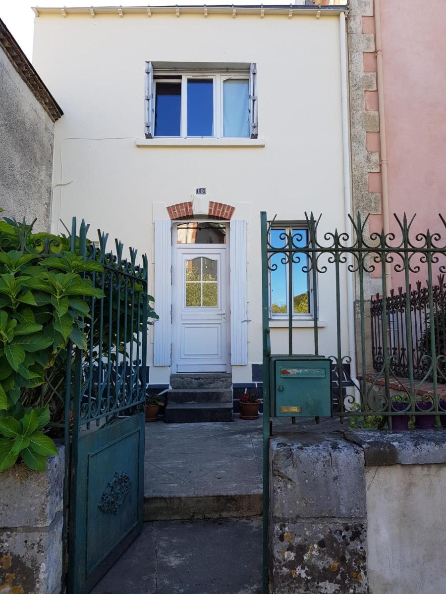 Recently renovated holiday house in the heart of a small French town - Housity