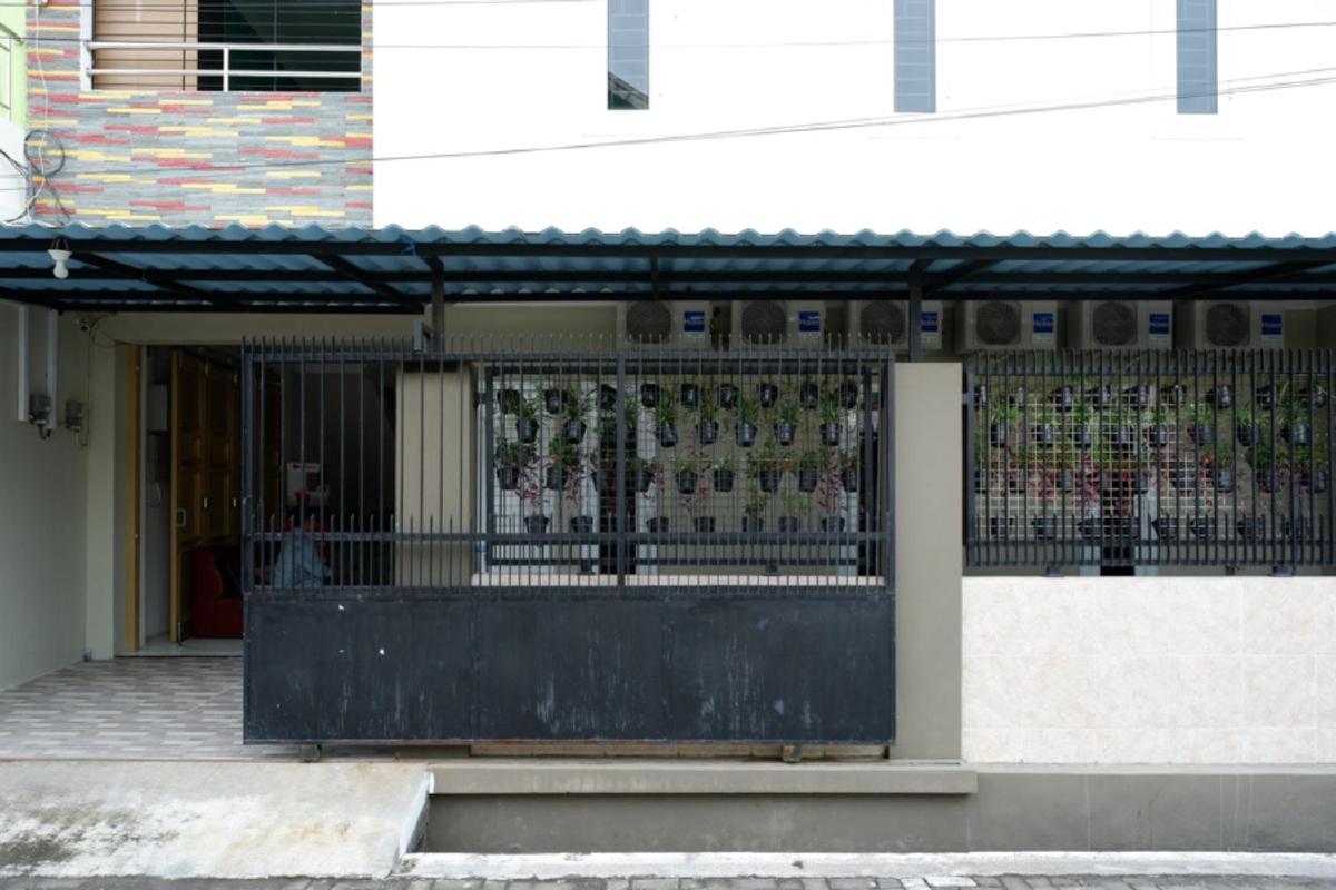 RedDoorz Hostel near Kota Lama Semarang - Housity