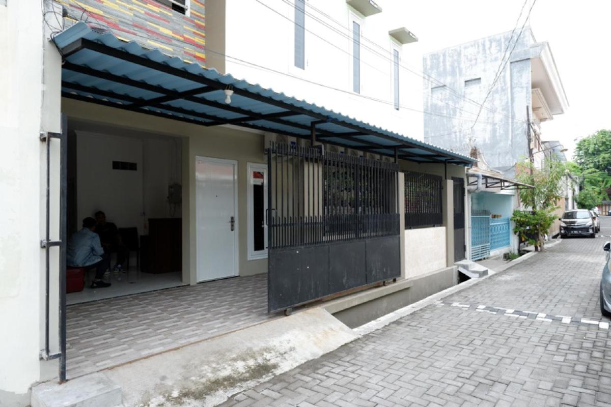 RedDoorz Hostel near Kota Lama Semarang - Housity