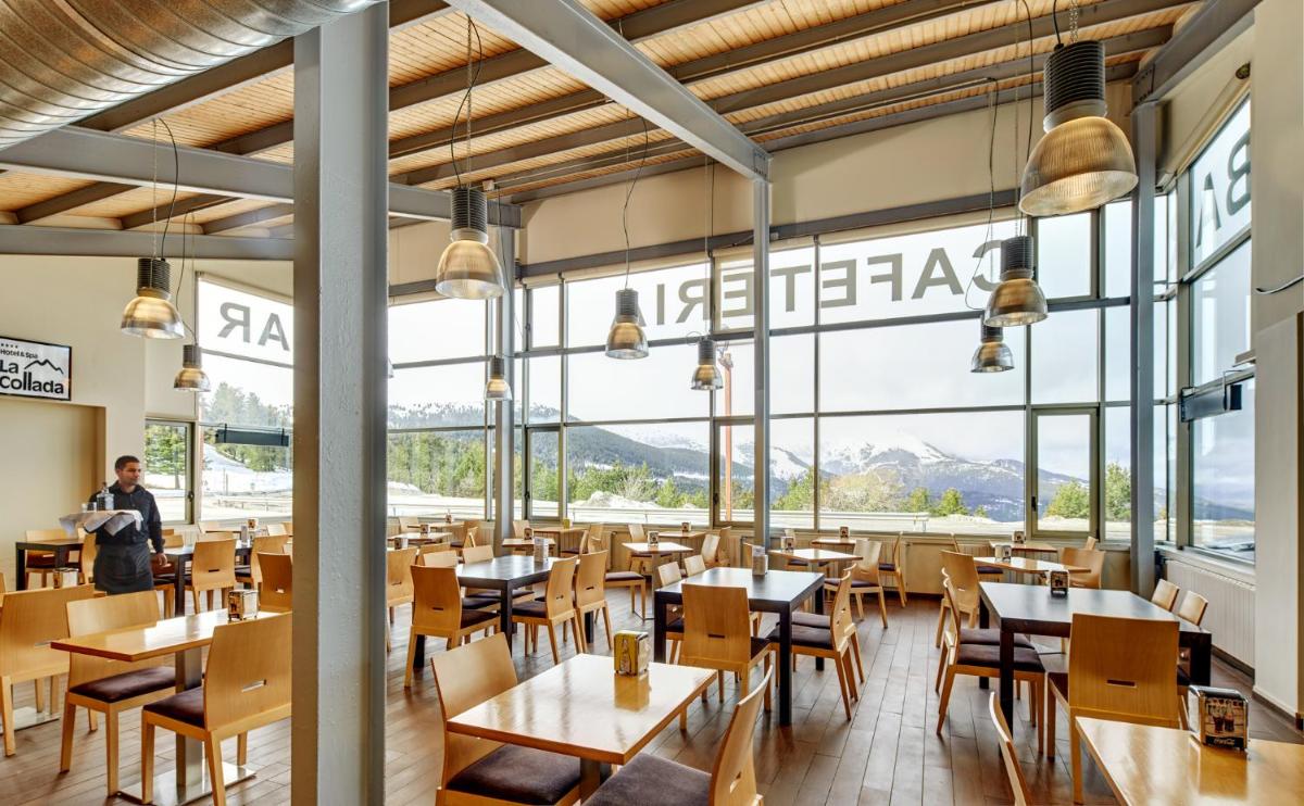 Un restaurante con mesas y sillas y grandes ventanales. en Hotel & Spa La Collada, en Toses 41 fotos más
