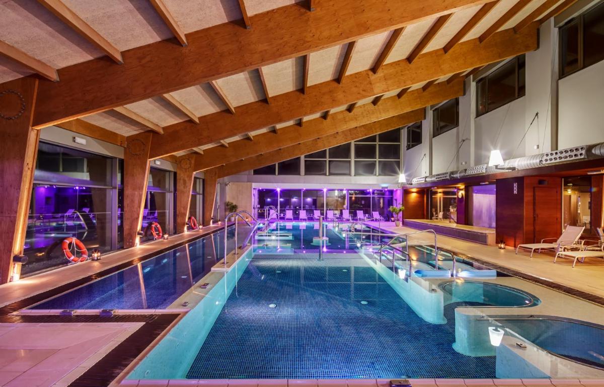 una gran piscina en un edificio en Hotel & Spa La Collada, en Toses
