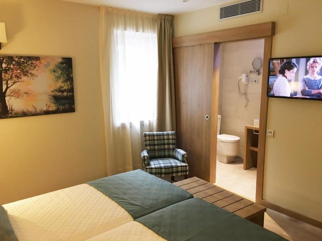 Una televisión o centro de entretenimiento en Hotel & Spa Real Villa Anayet