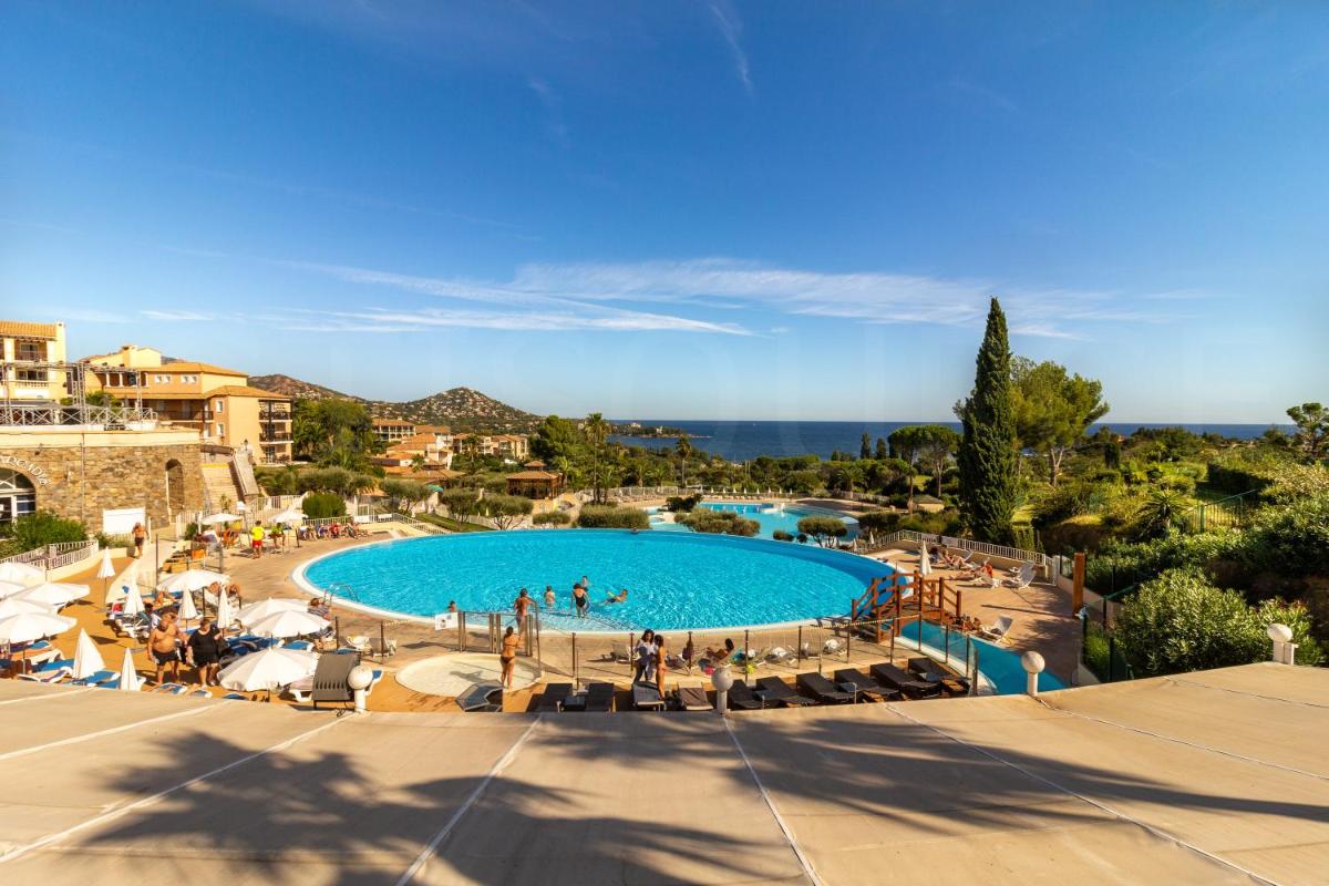vue d'une grande piscine dans un complexe hôtelier dans l'établissement Cap Estérel by Actisource, à Agay