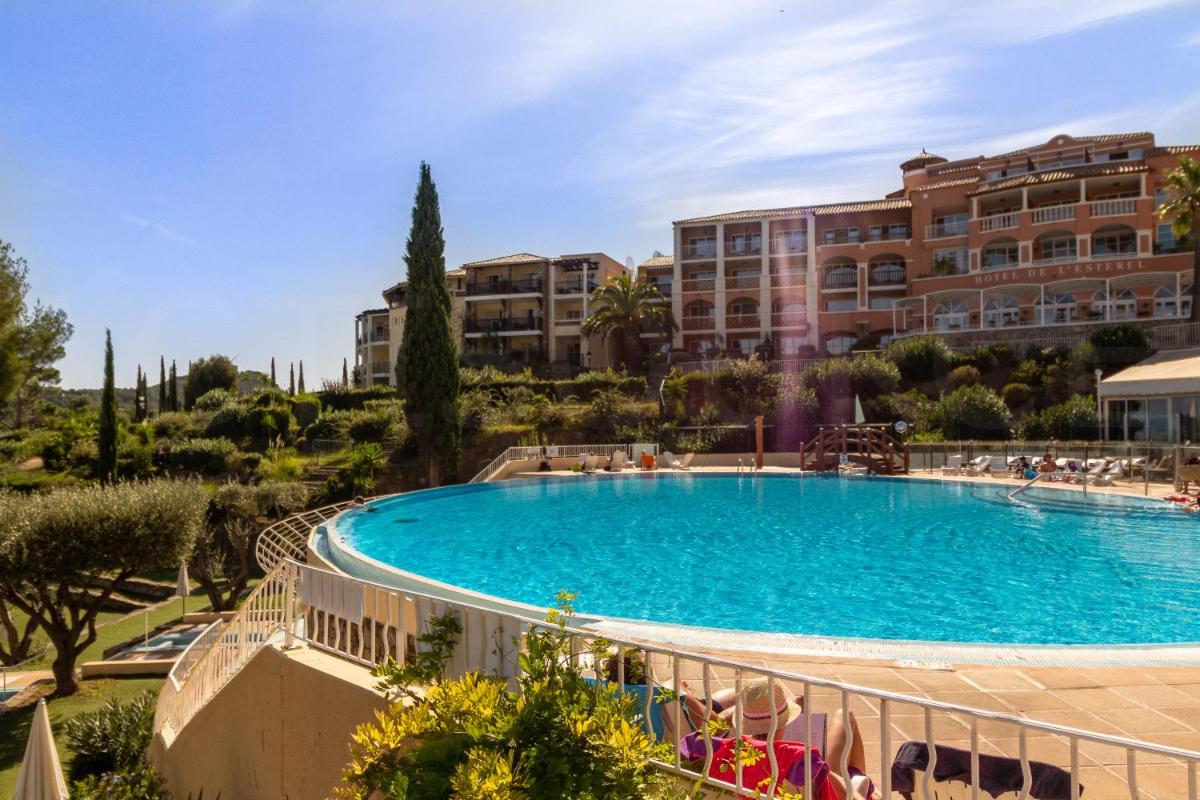 une grande piscine devant un bâtiment dans l'établissement Cap Estérel by Actisource, à Agay 21 autres photos