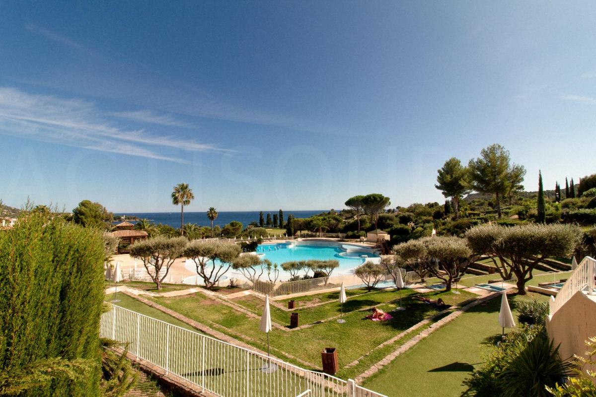 vue d'un complexe hôtelier avec piscine dans l'établissement Cap Estérel by Actisource, à Agay