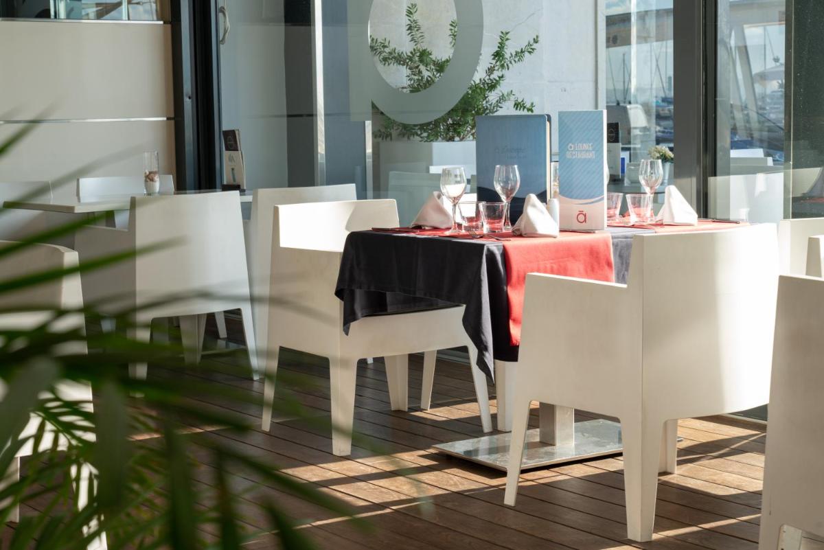 Un restaurante o sitio para comer en Nautic Hotel & Spa