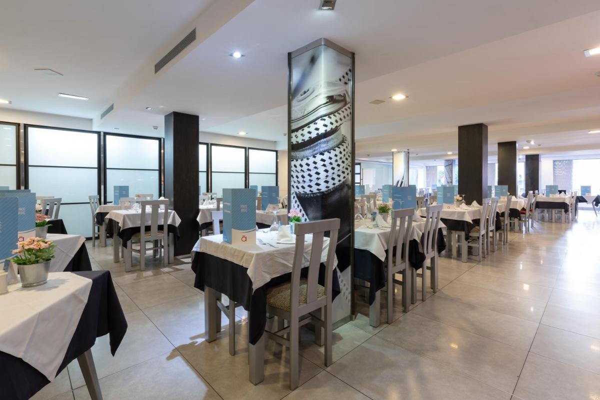 Un restaurante o sitio para comer en Nautic Hotel & Spa