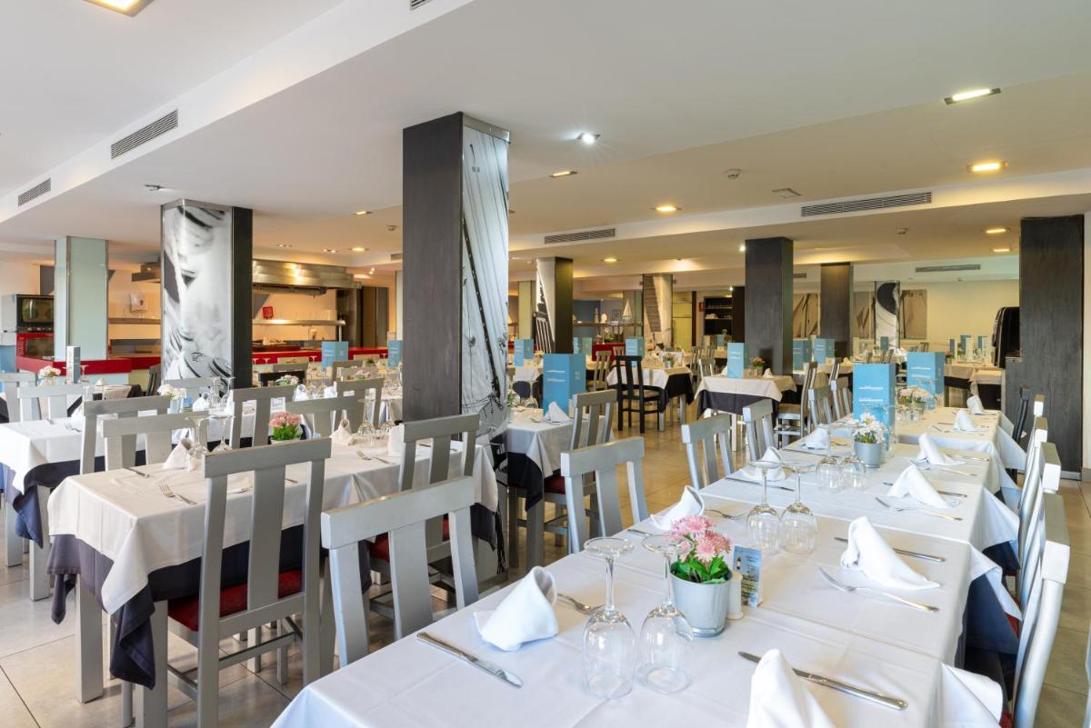 Un restaurante o sitio para comer en Nautic Hotel & Spa