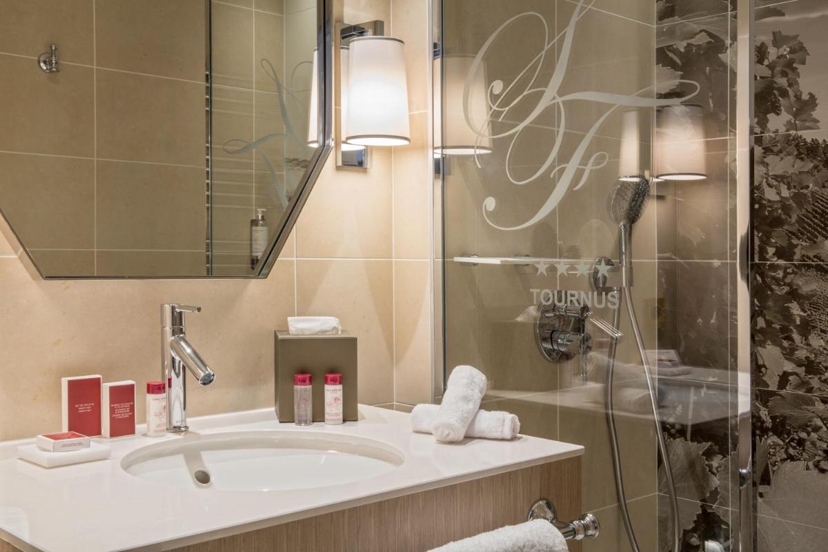 Salle de bains dans l'établissement Hôtel & Spa Les Sept Fontaines Best Western Premier
