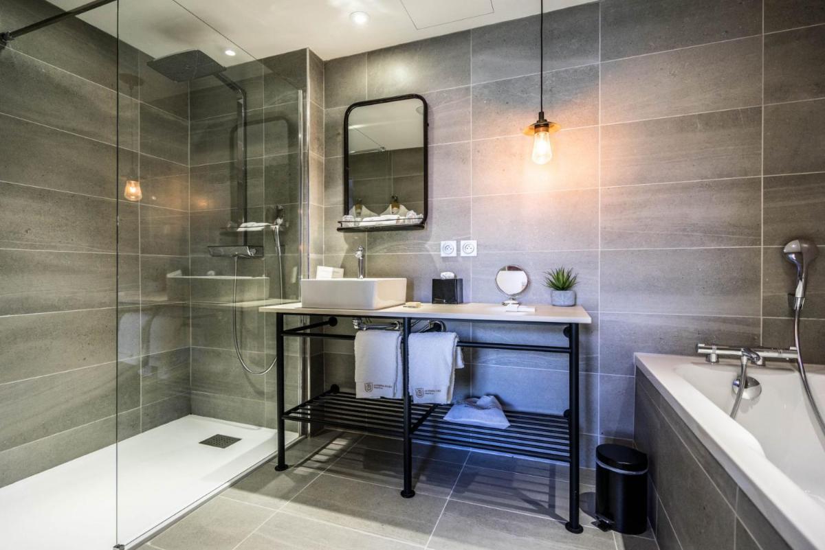 une salle de bain avec un lavabo, une baignoire et une douche dans l'établissement Le Général d'Elbée Hotel & Spa - Teritoria, à Noirmoutier-en-l'lle