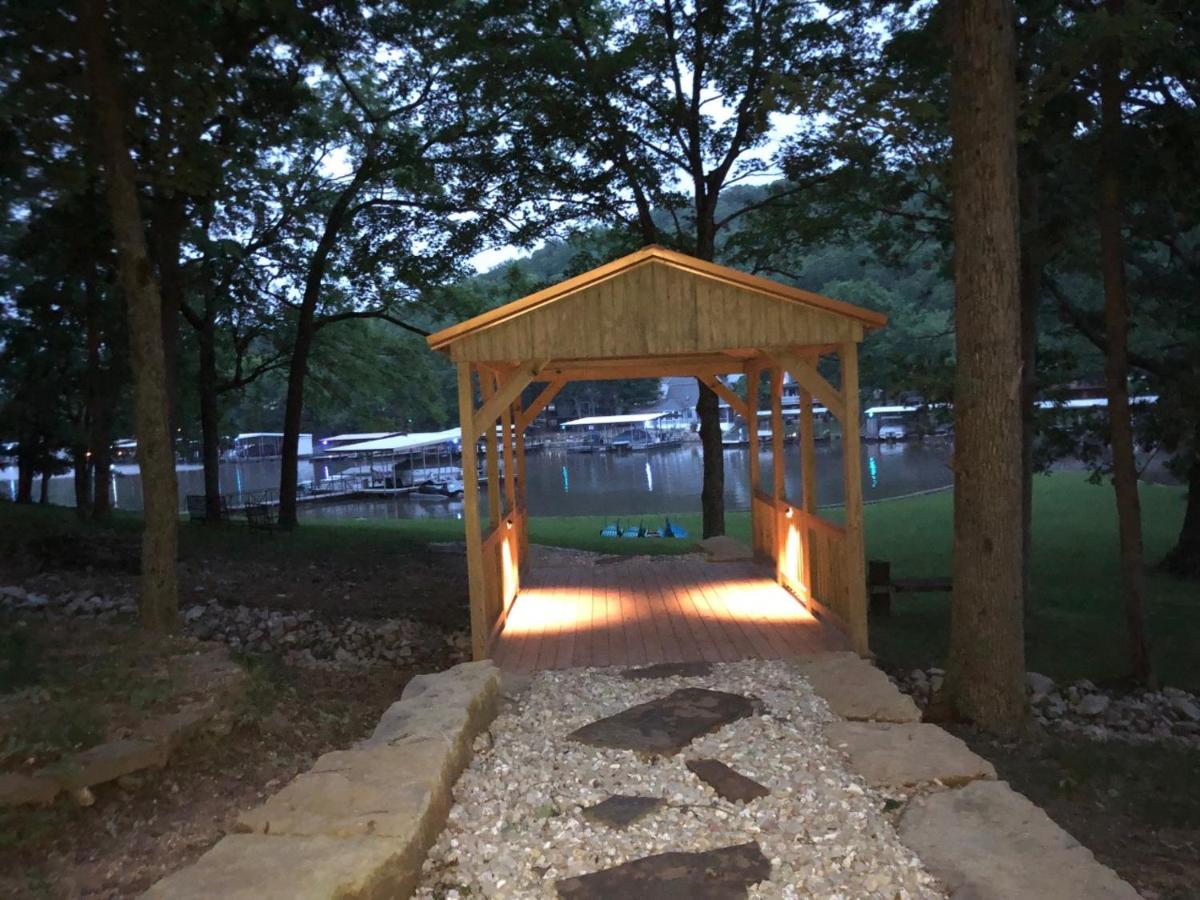 Tranquility Cove, 2 Cottages, dock, slip, water toys - Housity