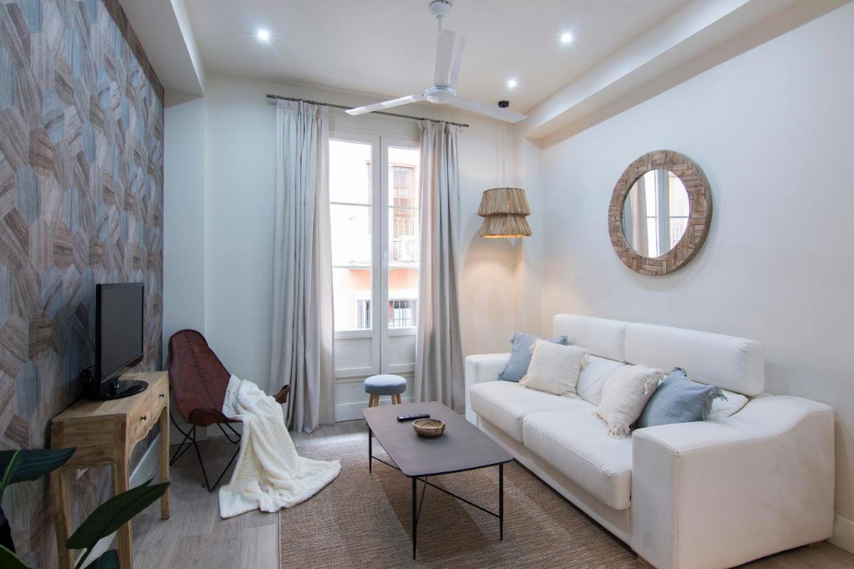 Central Deluxe Apartments - Housity